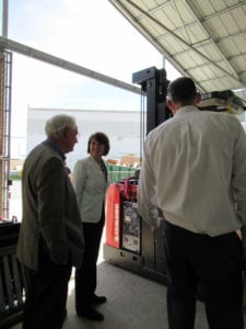 Cathy McMorris Rodgers views a forklift fuel cell