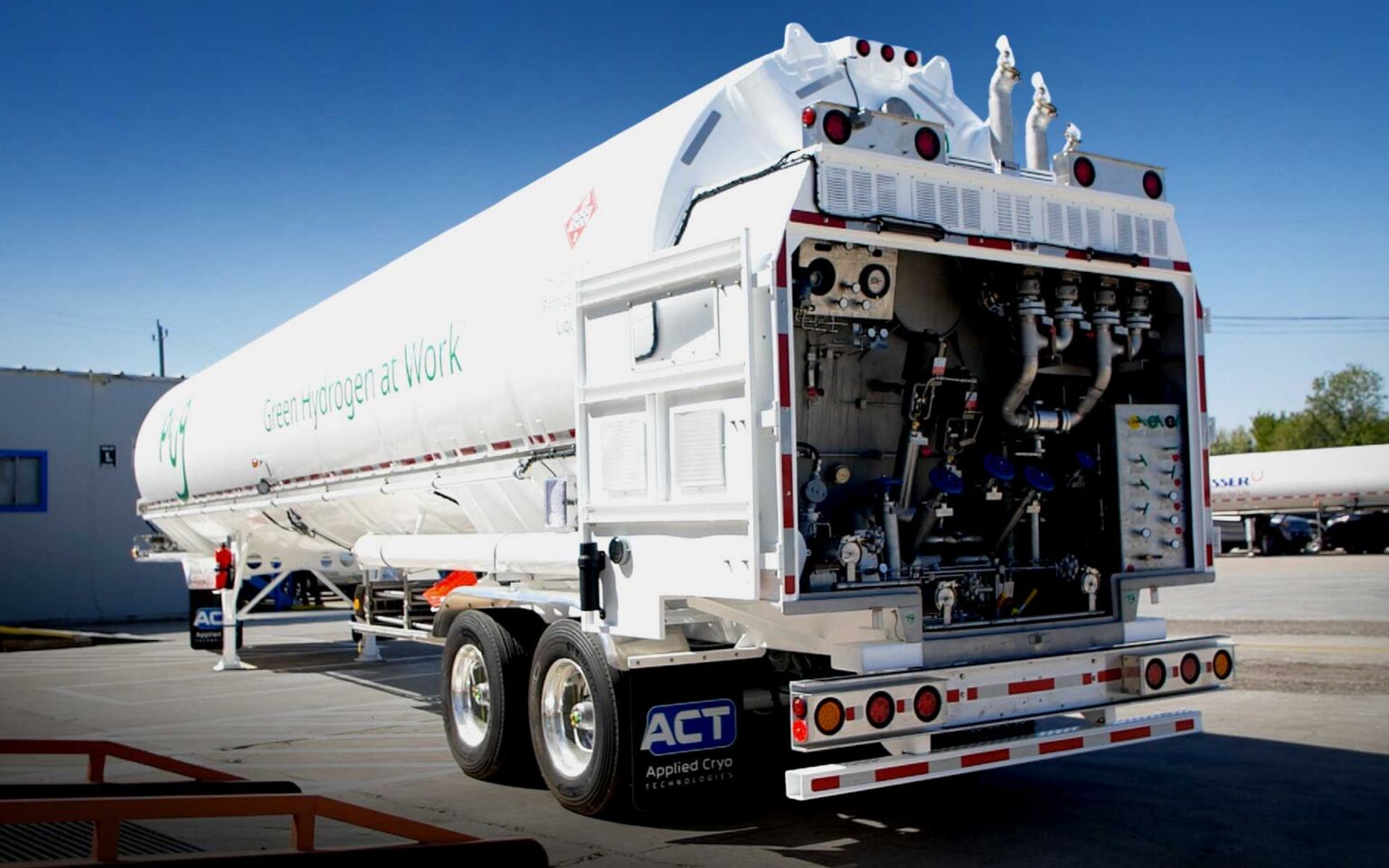 Plug cryogenic trailer