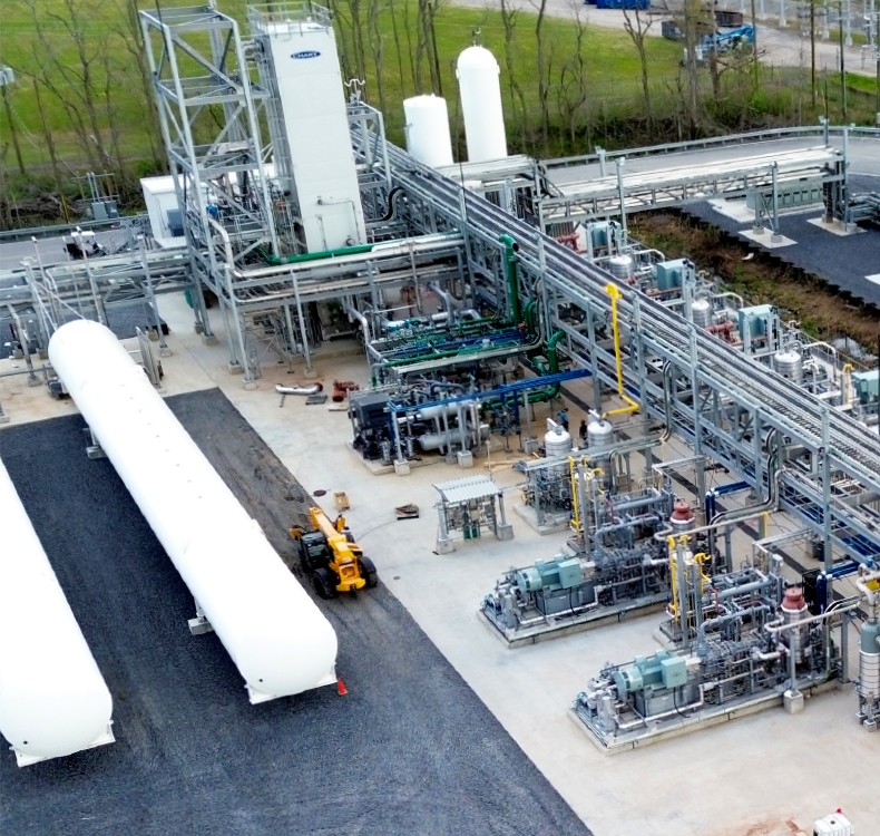 Producing and liquefying renewable hydrogen